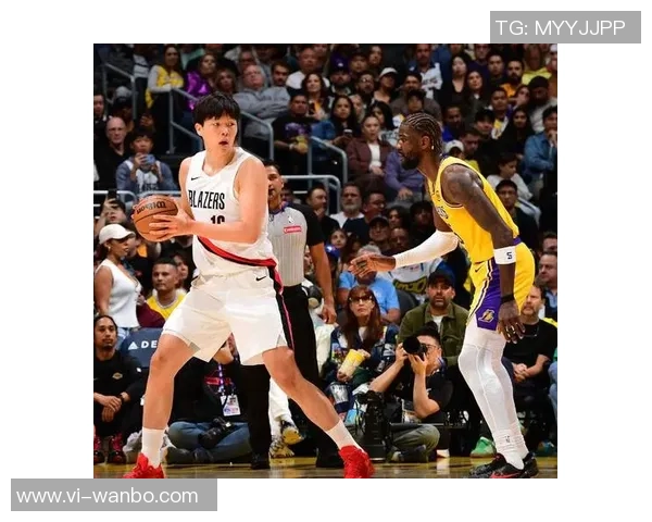 布朗尼调侃里夫斯换备胎经历乡间小路抛锚趣事引发热议